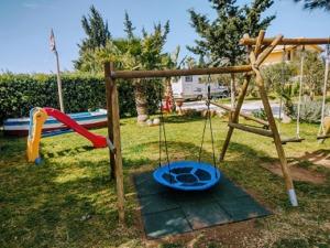 um parque infantil com um baloiço e um baloiço em Lilybeo Village em Marsala