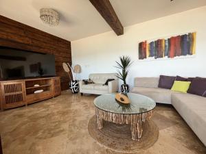 ein Wohnzimmer mit einem Sofa und einem Tisch in der Unterkunft Sunset Surf Villa Beacon Hill in Simpson Bay