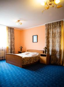 um quarto com uma cama grande e cortinas em Avalon em Kremenchuk