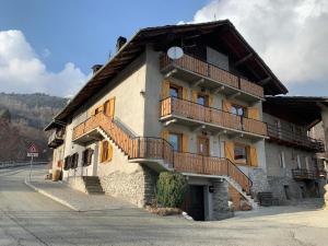 een gebouw met balkons aan de zijkant bij Maison Jenny in Aosta