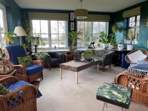 Kington Grange في Claverdon: غرفة معيشة مع كراسي وأريكة وطاولة