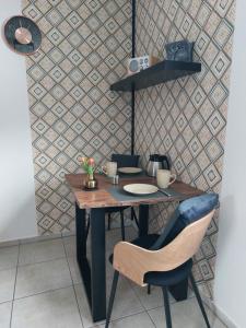 トラーベン・トラーバッハにあるFerienwohnung Tintemannの壁のある部屋(テーブルと椅子2脚付)