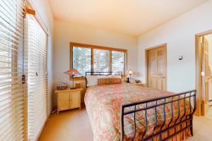 1 dormitorio con cama y ventana en Leisure in Vail, en Vail