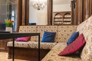 sala de estar con sofá y almohadas en Large 4BR Apt Near Karlsplatz Ideal for Big Groups, en Viena