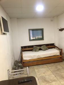 1 dormitorio con 1 cama en una habitación en departamento microcentro en Paraná