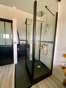ラカノー・オセアンにあるSunset loversのバスルーム(ガラス張りのシャワー付)が備わります。