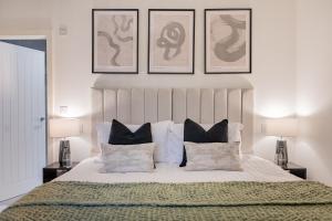 מיטה או מיטות בחדר ב-Willow, a luxury rural retreat