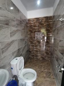ein Bad mit einem WC und einem Waschbecken in der Unterkunft Parcela el paraiso in Doradal