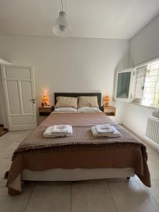 1 dormitorio con 1 cama grande y 2 toallas. en Casa Chakana en San Rafael
