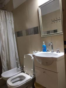 Ένα μπάνιο στο departamento microcentro