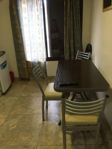 a table and chairs in a room with a window at departamento microcentro in Paraná