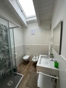 uma casa de banho com um chuveiro, um lavatório e um WC. em LOCANDA LA CAMPAGNOLA em Vignola