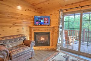 ein Wohnzimmer mit einem Kamin und einem TV in der Unterkunft Blessing Lodge by Amish Country Lodging in Berlin