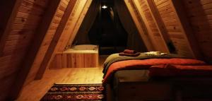 Zimmer mit einem Bett und einem Bad mit einem Waschbecken in der Unterkunft Mariposa Bungalov in Ayder Yaylasi