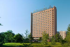 un gran edificio con un cartel encima en AMAKS Golden Ring, en Vladimir