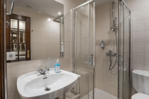 ein Bad mit einem Waschbecken und einer Dusche in der Unterkunft GuestReady - Office Residence 3 in Porto
