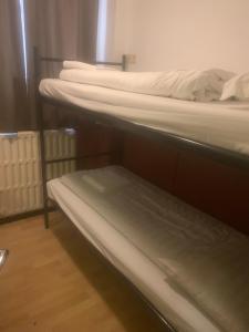 2 łóżka piętrowe w pokoju z małym łóżkiem w obiekcie Hotel Continental Amsterdam w Amsterdamie