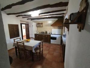 cocina con mesa y sillas en una habitación en Cortijo Los Petronilos, en Las Lagunillas