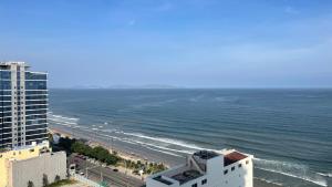 vista su una spiaggia con un edificio e sull'oceano di John Wick 2 Apartment in Vung Tau a Vung Tau