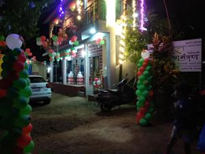 uma rua com uma moto estacionada em frente a um edifício em Aamantran Residency em Dapoli mais 4 fotografias