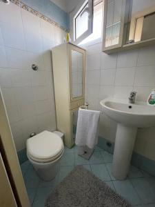 a bathroom with a toilet and a sink at Giuly's Room in Porto Santo Stefano