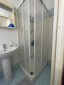 bagno con doccia e lavandino di Giuly's Room a Porto Santo Stefano