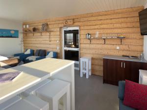 un soggiorno con pareti in legno, tavolo e sedie di Hotel Arctic Zone a Ruka