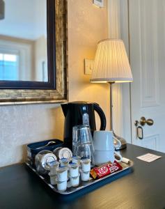 un vassoio con tazze e una macchinetta del caffè su un tavolo di Bailey's Court, Guest Accommodation a Portadown