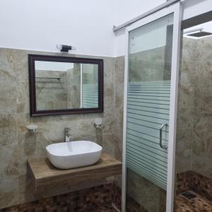 Koupelna v ubytování Dhammika Beach Palace