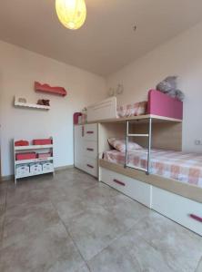 a bedroom with two bunk beds and a lamp at Chalet en playa de Almardá in Almarda