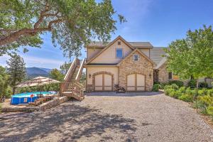 une maison avec une piscine et une maison dans l'établissement Romantic YosemiteandBass Lake Retreat with Mtn Views!, à North Fork