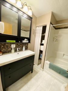 Een badkamer bij 4 bedrooms 3 bathrooms fourplex close to downtown Calgary