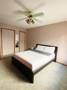 Een bed of bedden in een kamer bij 4 bedrooms 3 bathrooms fourplex close to downtown Calgary