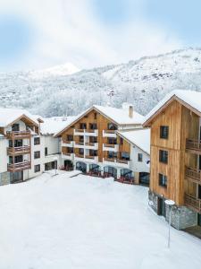 サン・シャフレにあるCristal Lodge by Daddy Pool- TERRESENSの雪の中の建物群