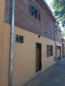 un edificio de ladrillo con una puerta en el costado en Ciudad alegre en San Rafael