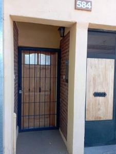 una entrada a un edificio con una puerta y una puerta en Ciudad alegre en San Rafael