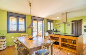 eine Küche mit einem Holztisch und eine Küche mit grünen Wänden in der Unterkunft Villa nórdica, Otura in Otura