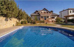 een groot zwembad voor een huis bij Villa nórdica, Otura in Otura
