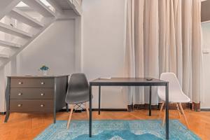 escritorio con 2 sillas y vestidor en una habitación en Rezidence Znojmo en Znojmo