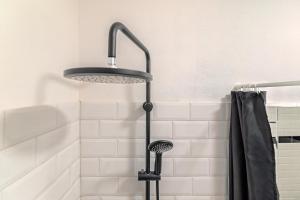 una doccia con soffione nero in bagno di Rezidence Znojmo a Znojmo
