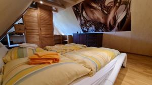 two beds in a room with a painting on the wall at Behagliches Haus mit Kamin und Wärmepumpe 