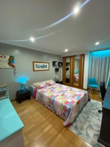1 dormitorio con 1 cama, mesa y sillas en Barrosa House, en Vila Praia de Âncora