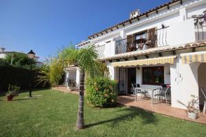 Κήπος έξω από το Bungalow California en Els Poblets