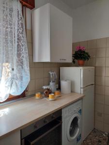 uma cozinha com uma máquina de lavar roupa e uma máquina de lavar roupa em Casa Beccaria em Marghera