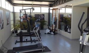 um ginásio com equipamento cardiovascular numa sala grande em Rede Andrade CWB em Curitiba