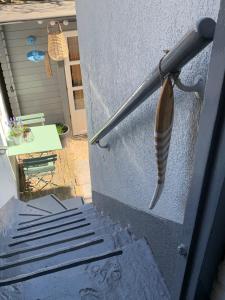 nóż wiszący na ścianie w obiekcie Appartement 't Souterrain w Zandvoort