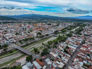 eine Luftansicht einer Stadt mit Gebäuden in der Unterkunft Departamentos Zegada - Cocina completa - Dos cuadras del centro - Todo Nuevo in San Salvador de Jujuy