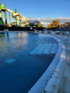 una gran piscina con un parque acuático en el fondo en Location Mobilhome en Narbonne-Plage