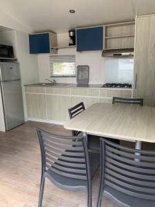 Kuchyňa alebo kuchynka v ubytovaní Location Mobilhome