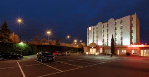 - un parking en face de l'hôtel la nuit dans l'établissement ibis Clermont Ferrand Sud Herbet, à Clermont-Ferrand